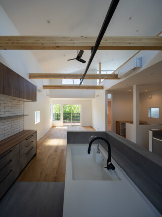 光が注ぎ風が通る住まい