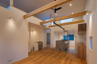 光が注ぎ風が通る住まい